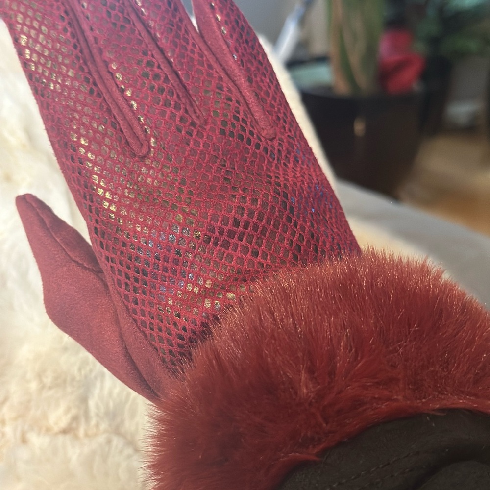 Faux Fur Women’s Gloves With Touch Screen Technology - Warm & Stylish! - Picture 4 of 6